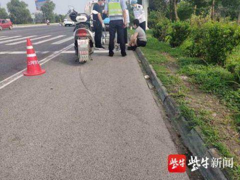 奇怪了!大妈骑车突然摔倒,民警调取监控,原来有人肇事逃逸了