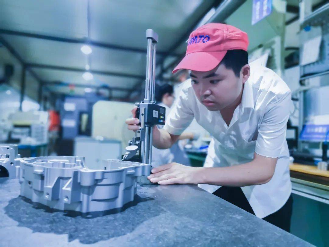 吴伟调研时,有工人反应,这种加工方式铣刀的磨损大且加工时间较长