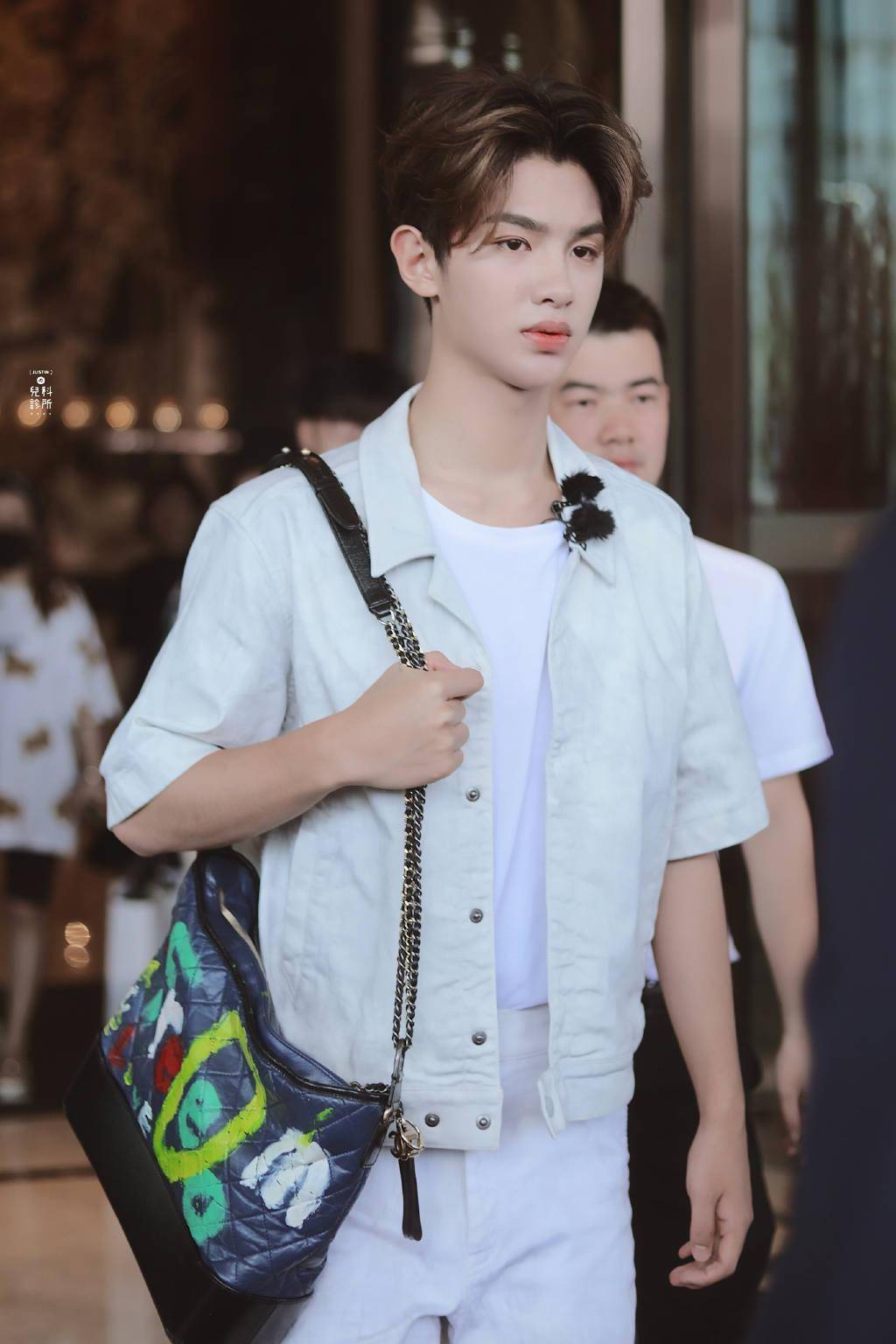 今天也是昊哥元气满满的一天 justin上班饭拍帅气出炉