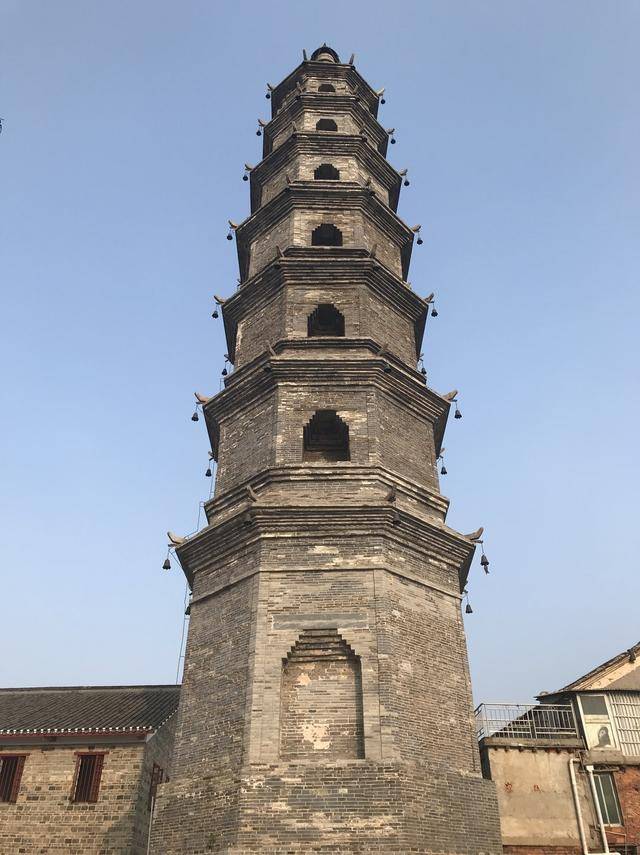 宝塔巍然耸立雄视洞庭湖为巴陵胜状之一