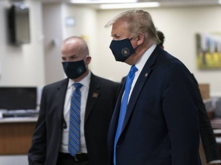 特朗普戴口罩到访军事医院