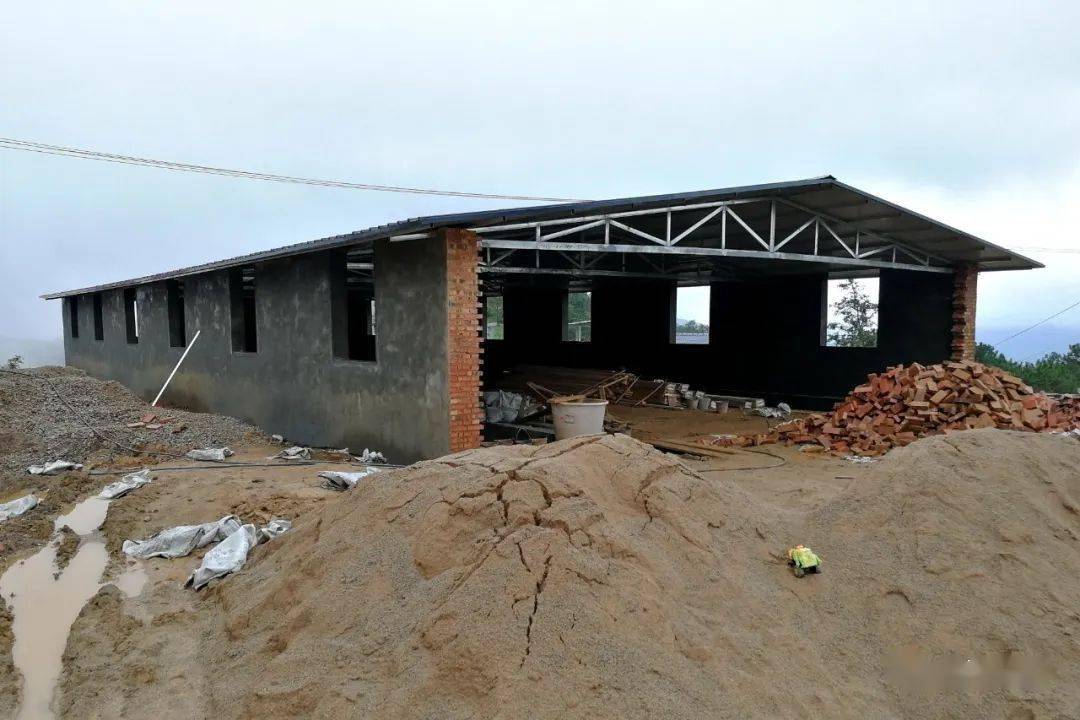 调研中,周显国察看了基地正在建设的圈舍,粪池等设施,听取太平镇党委