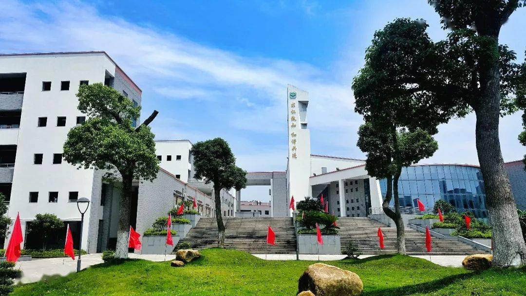 象山三中同分志愿填报15人,录取13人象山中学统招生录取分数线为:601.