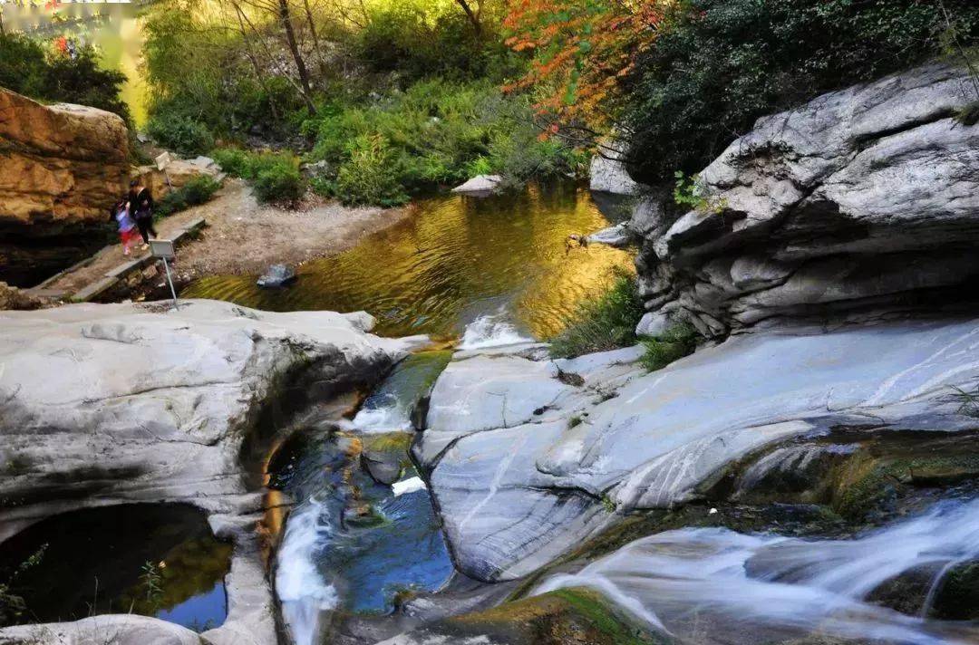 豬圈溝溝深大約五公里,溝內水流充沛,是北方地區難得的小水景區.