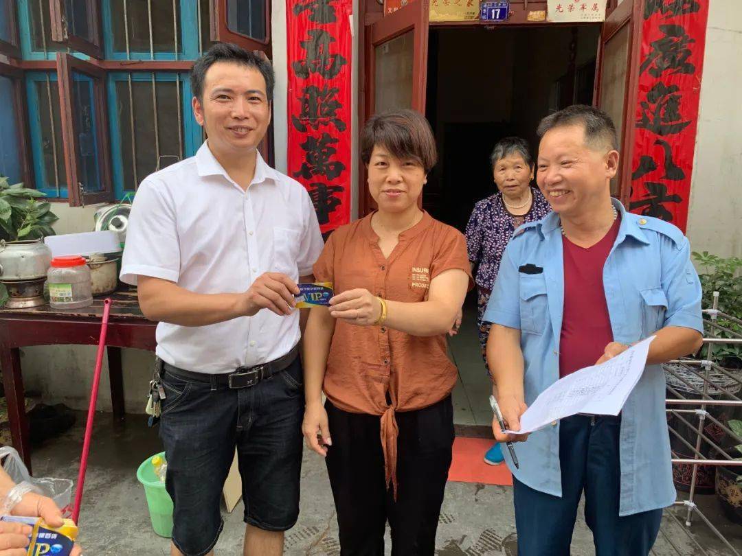 婺源江涛平贸易商行老板,爱心村民江永亮捐赠物资
