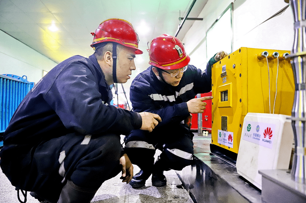 技术人员讲解5g基站设备