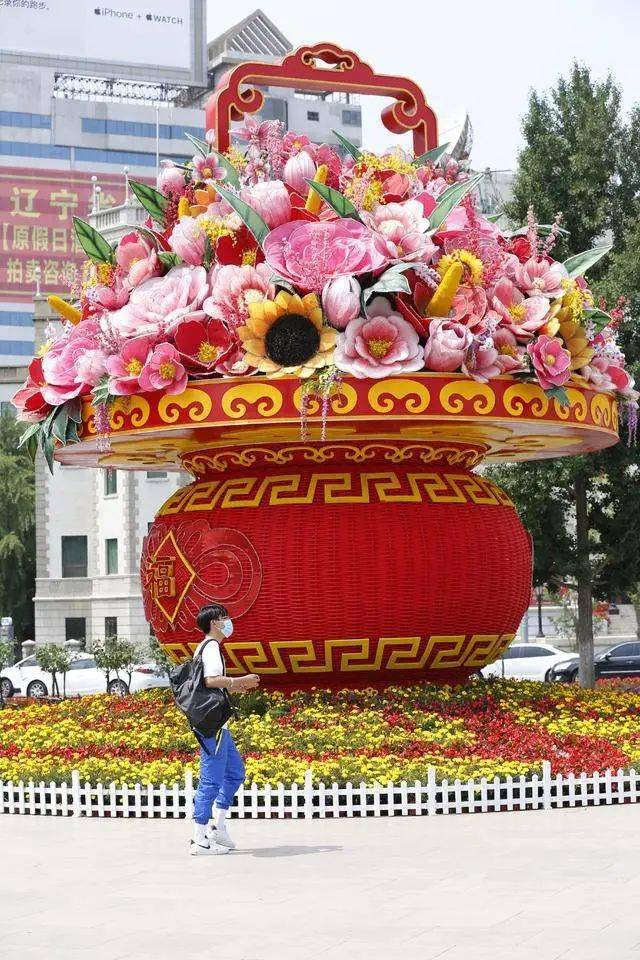 沈阳中山广场突然多了……_花篮