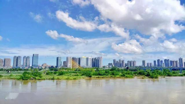 美爆了南充天空之城