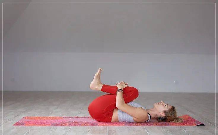 缓解腰背疼痛初学者先做这10个简单的瑜伽动作就够了