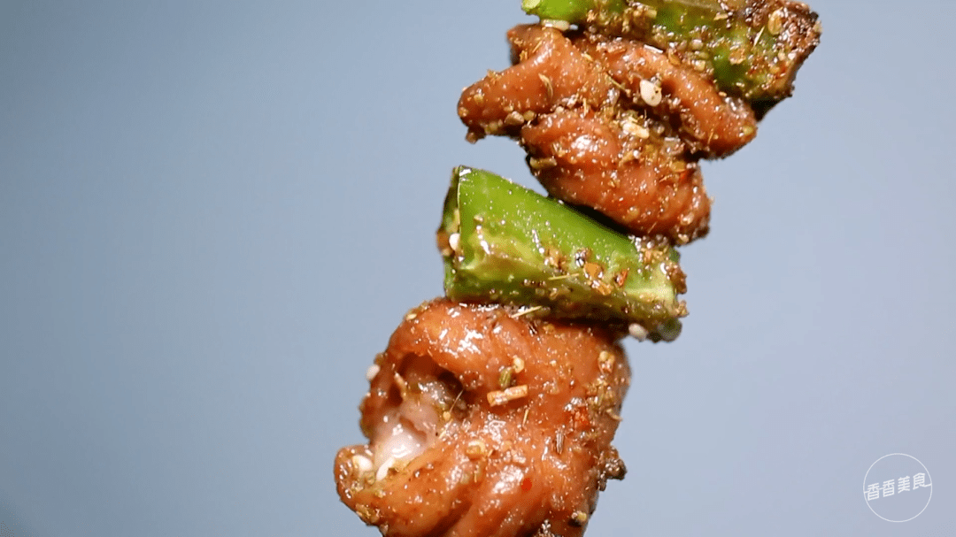 按说大肠在烧烤届不是新秀了,但和热辣的线椒组合起来,却赢得了吃货的