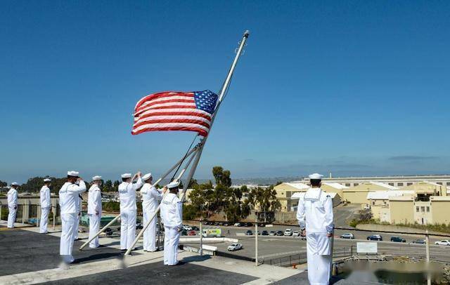 防空指挥舰"邦克山"号(cg-52)提前一天返回了圣迭戈,旁边是"中途岛"号