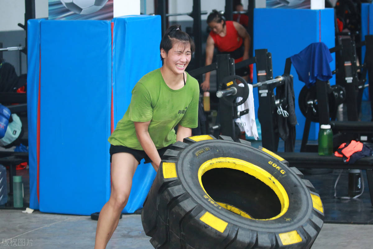 河南散打女运动员硬核训练,轮胎杠铃不在话下-搜狐大视野-搜狐新闻