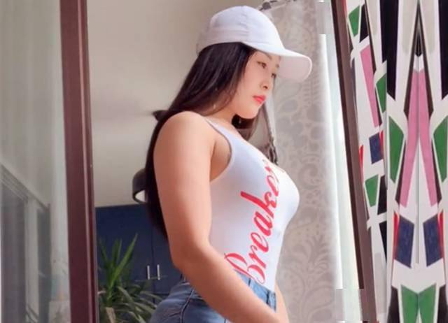 这位被网友喊叫涛姐的健身女网红,也是个140斤的大码健身女神,膀大腰