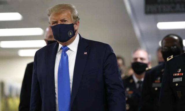 特朗普首次在公开场合戴口罩亮相称很喜欢在合适的地方戴口罩