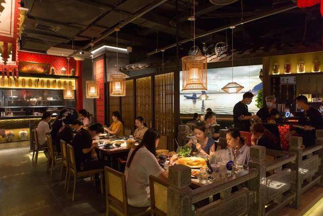 一来就火哥老官颜如晶炸鸡店再现排队名场面亲测后只想说