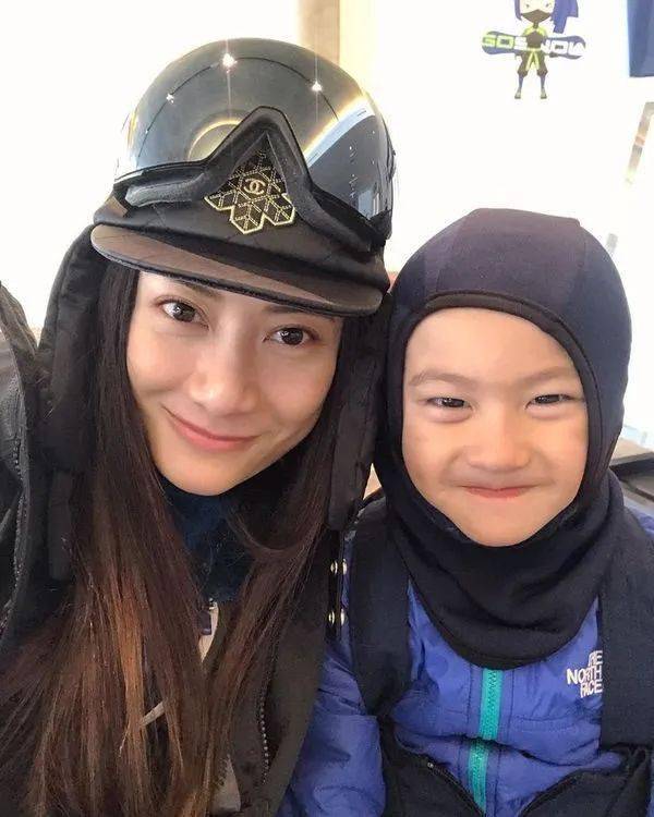 豪宅曝光黄伊汶一家三口住复式大屋为爱儿设图书馆超大客厅瀡滑梯