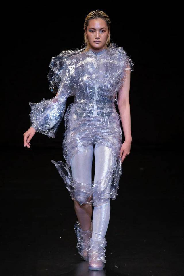 曾挖掘山本耀司的时装创意大赛他竟用3000个钉子取代针线缝制衣服还钉