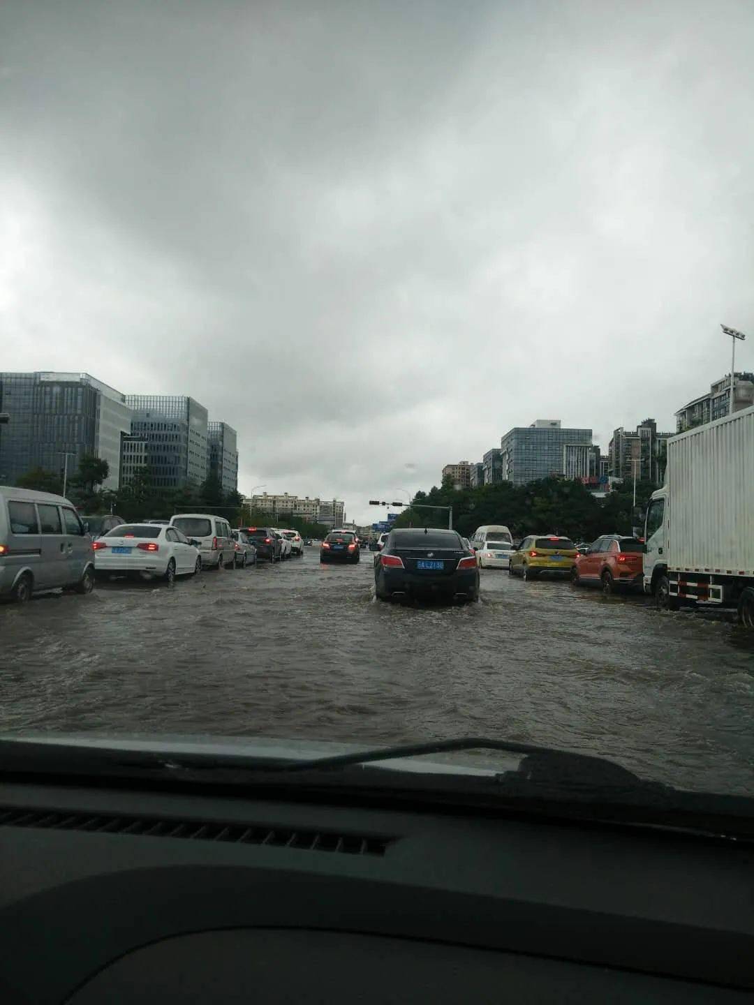 一夜暴雨!昆明这些地方开启"看海"模式