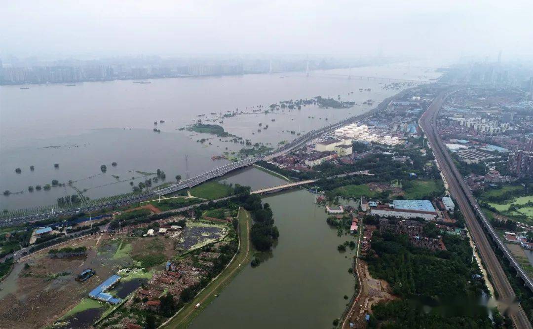 自进入汛期以来, 武汉市江岸区朱家河水位涨势迅猛, 7月11日6时许, 已