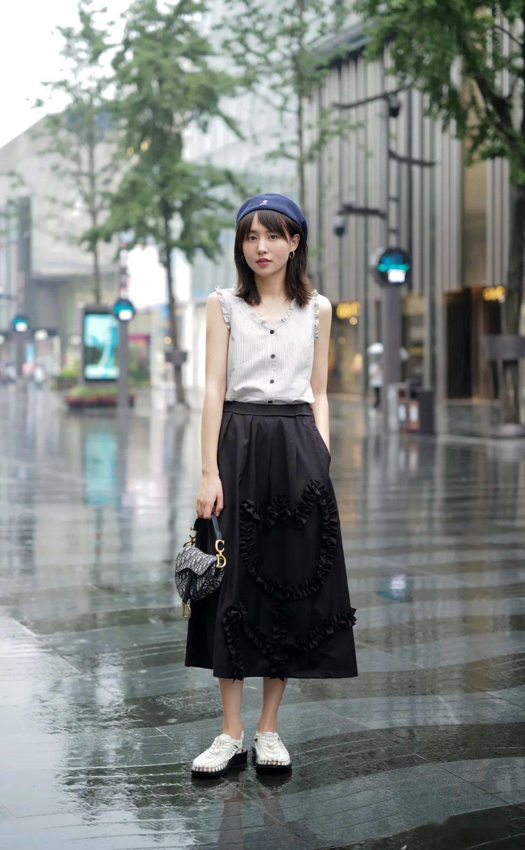 黑色圆领泡泡袖娃娃裙,裙身上时而细密时而舒展的褶皱,使得纯黑的裙子