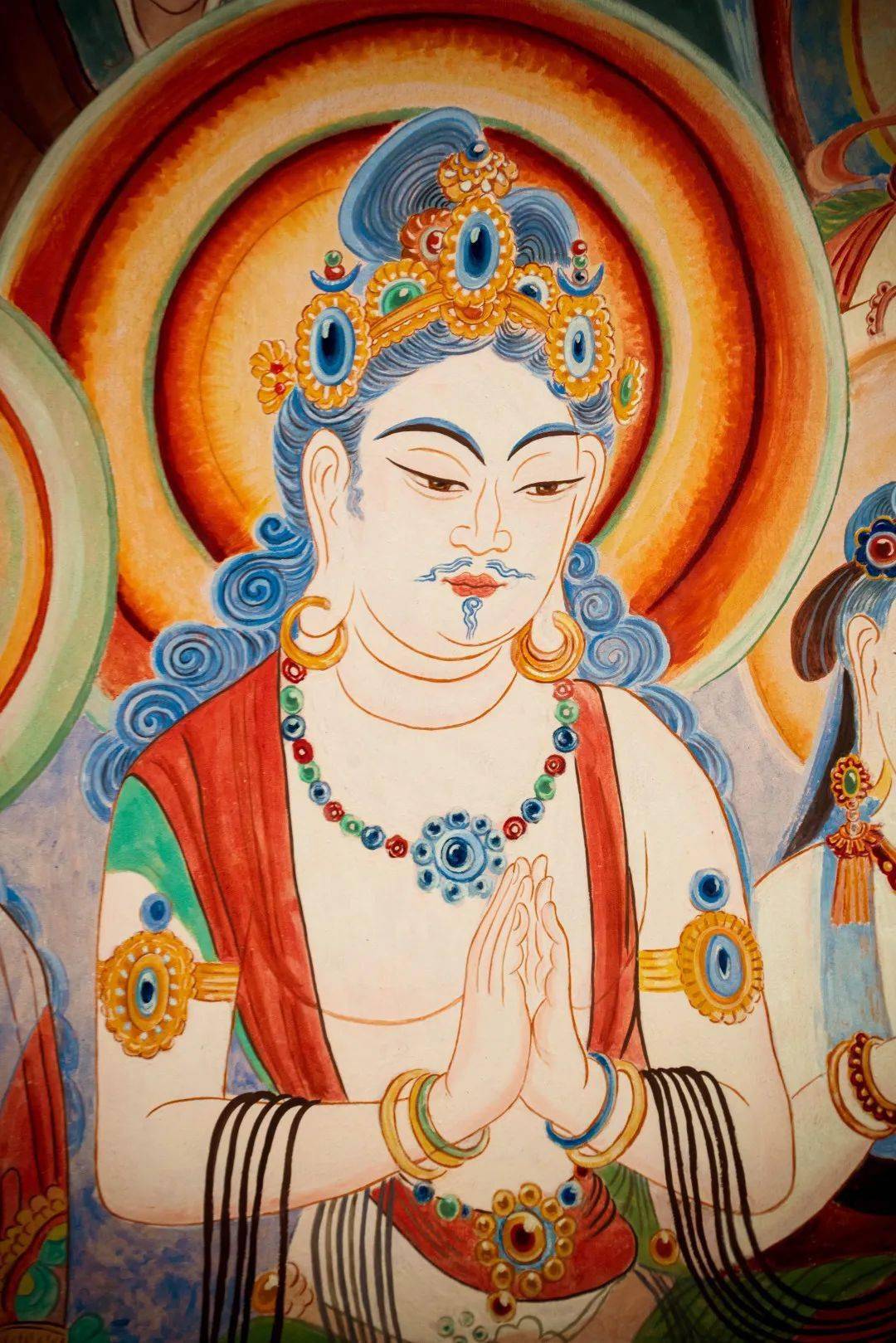 佛教早期的洞窟佛像将本来深藏人体内部的心脏画在佛身的外表,并将"