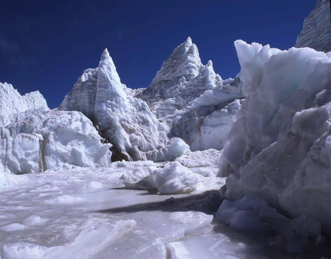 還有一個湖泊叫做白瑪琳措它是庫拉岡日雪山下的一個冰磧湖每年5月底6