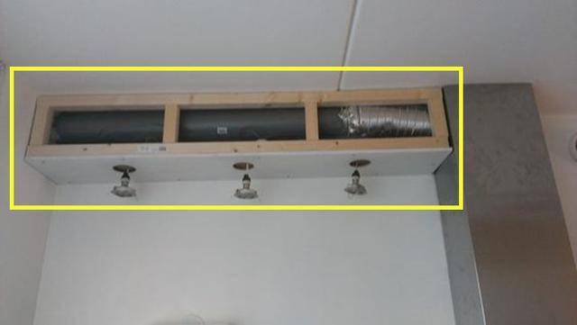 油烟机排烟管丑成这样,用木框架包起来做成假吊顶,既省钱又美观_管道