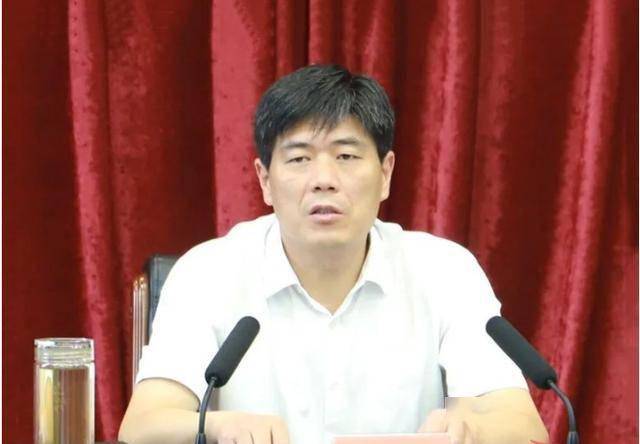 7月9日,县委书记王江主持召开县委十三届一百二十二次常委会(扩大)