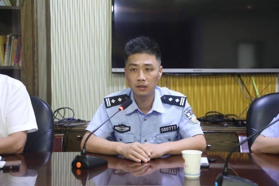靠前指挥积极组织开展抗洪抢险工作7 月 13 日,市公安局党委委员,交警