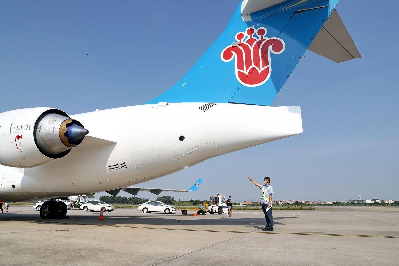 连通粤港澳大湾区南航首架国产arj21飞机投入商业运营