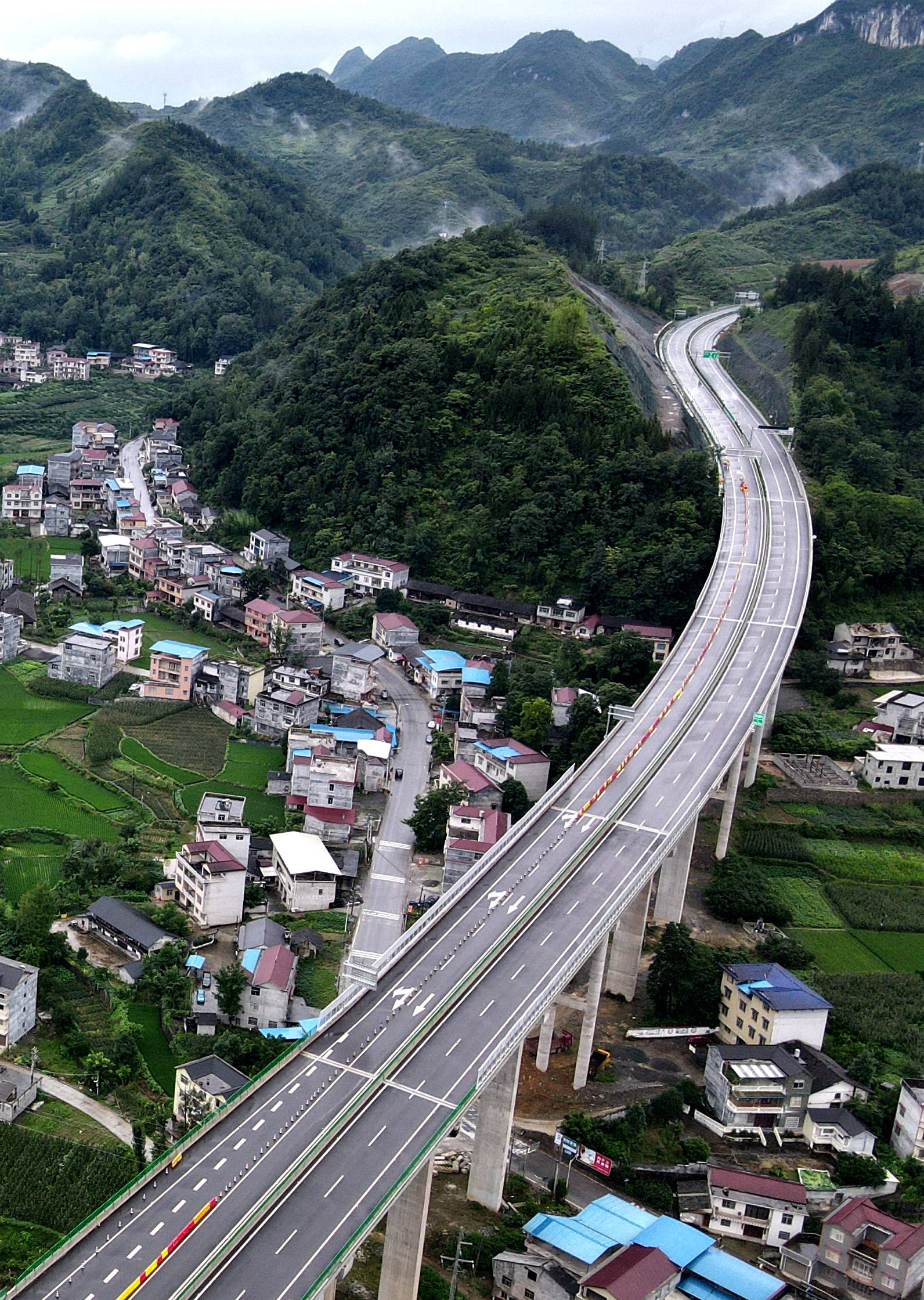 湖北宣鹤,建恩高速建成通车