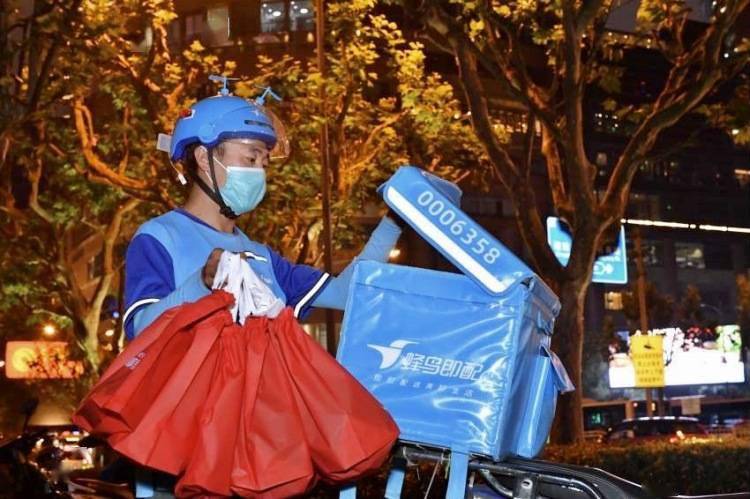 饿了么蓝骑士在配送. 受访者供图.  改变竞争的逻辑