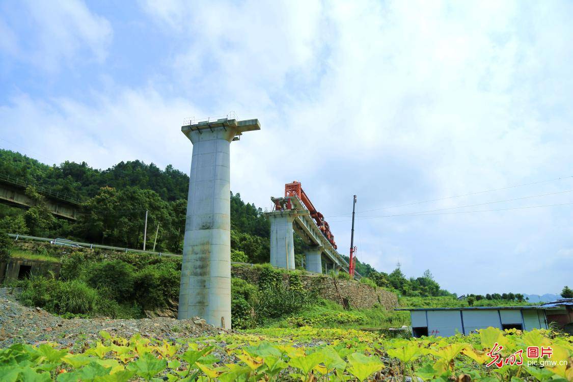 渝怀铁路二线建设正酣