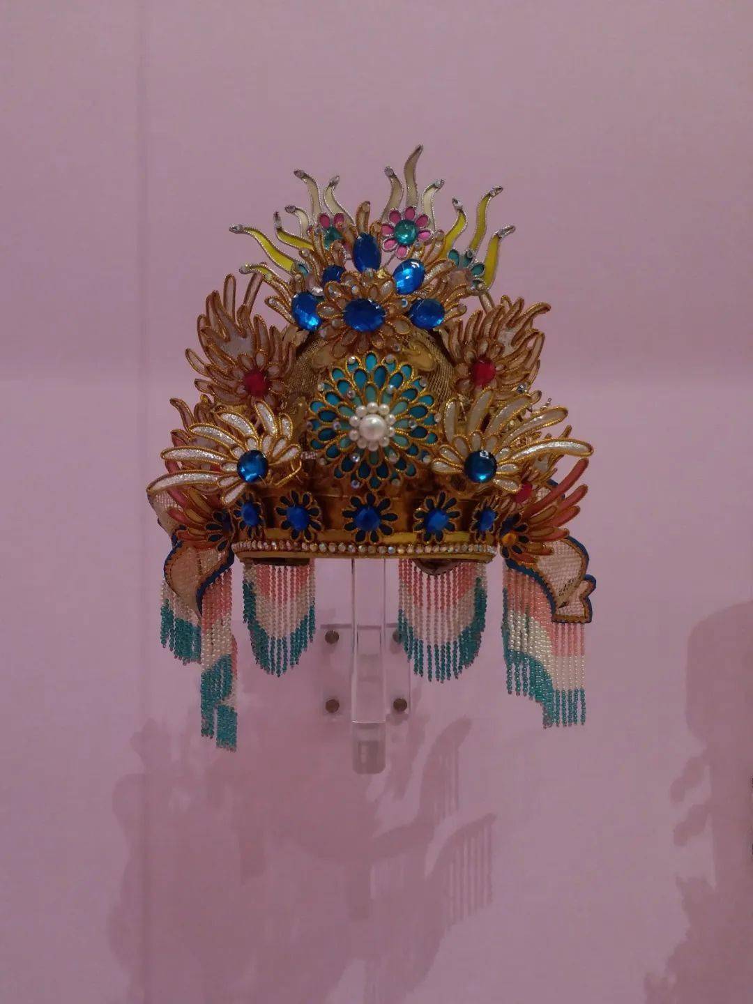 他用60年做出惊艳世人的凤冠霞帔!被称为粤剧界的"活字典"!一生一事,