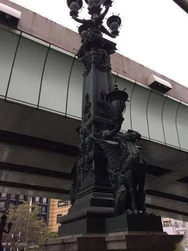 高速公路与麒麟之翼走在日本桥上,经过麒麟雕像,不知怎地,脑子里忽然