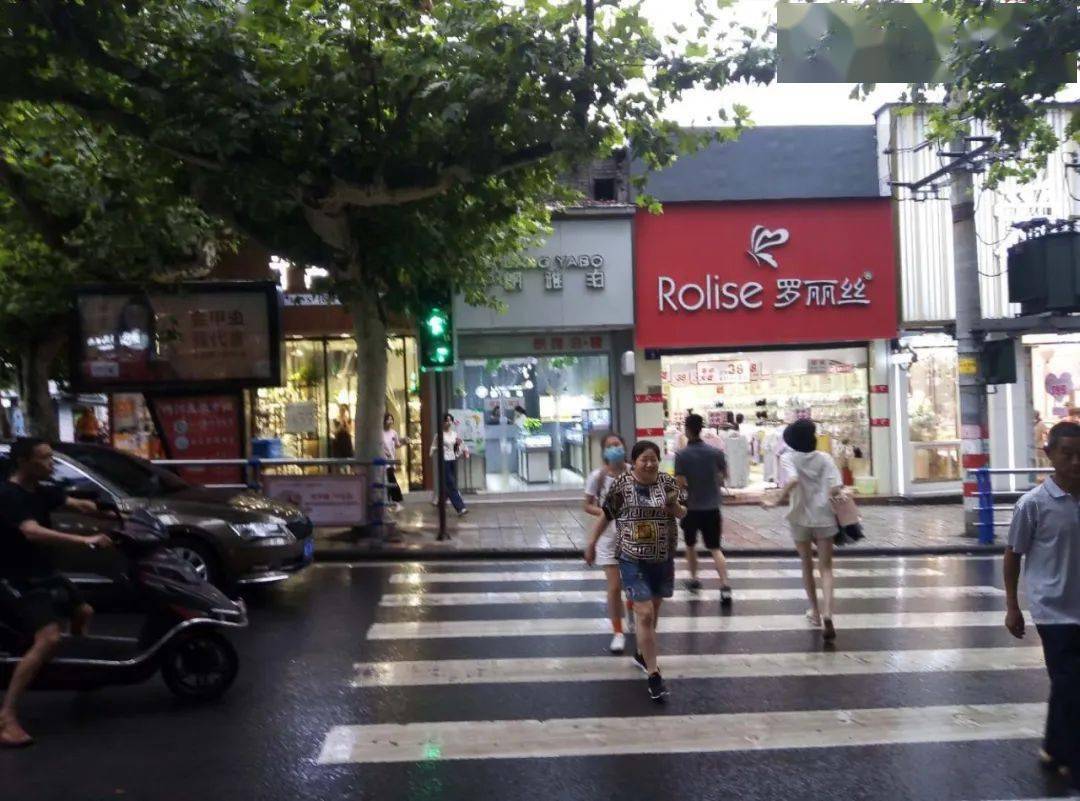 内江市公安局交通警察支队在影都路口启用了文英街右转往中央路方向的