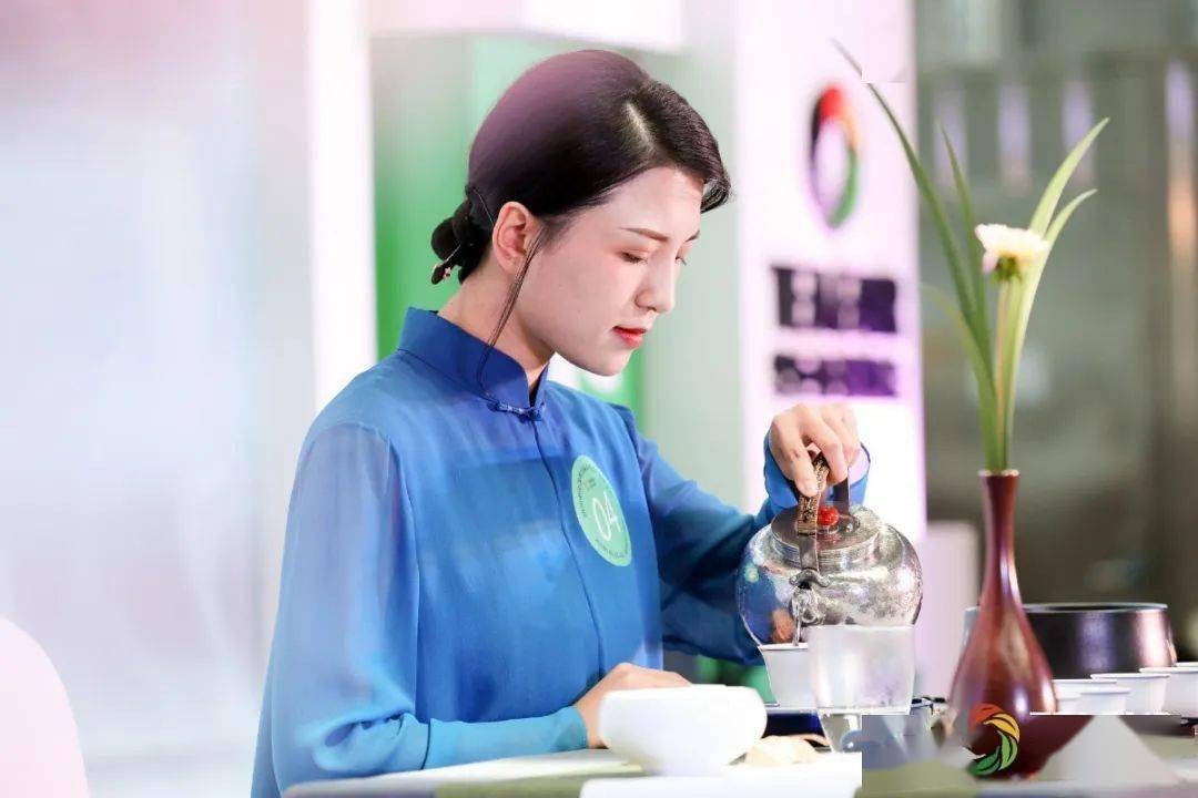 蔡鑫颖赵卫欣孙丹宁选手们专注手中的那杯茶,一双纤纤素手布席,投茶