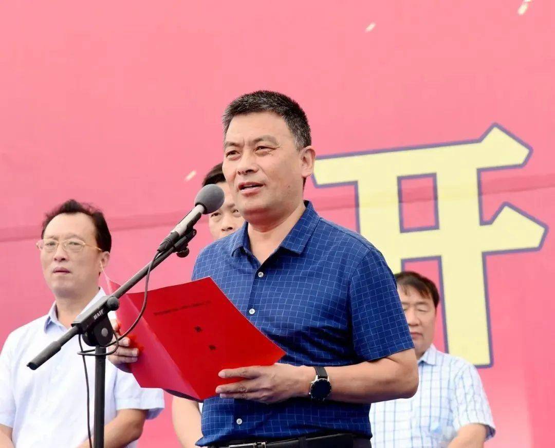 奠基仪式上,县委常委,组织部长何春辉宣布项目开工.