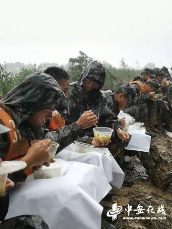 感动!抗洪子弟兵满身泥泞在雨中吃午饭