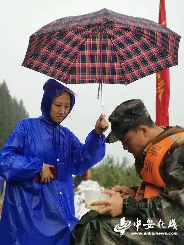 感动!抗洪子弟兵满身泥泞在雨中吃午饭