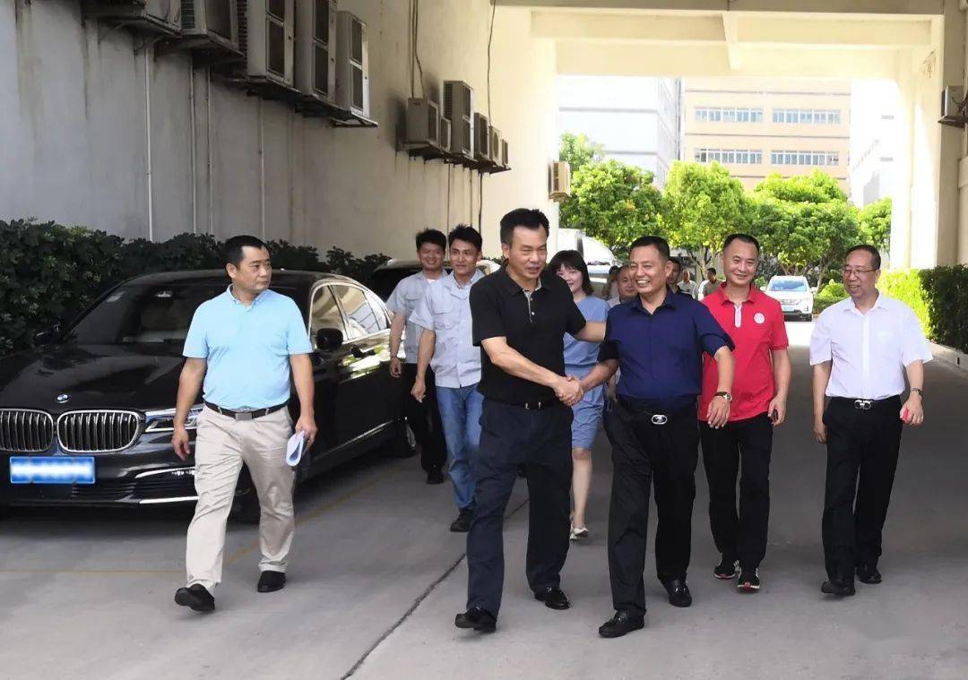 三威集团(公司)董事长贝理纯(右三)陪同 市人社局副局长吴少强(左二)