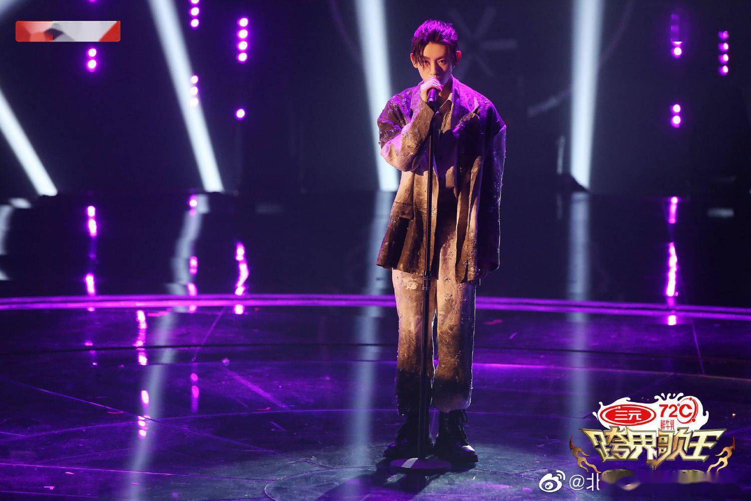 小鬼跨界歌王剧照更新扎着小辫儿的潇洒有范的立麦歌手