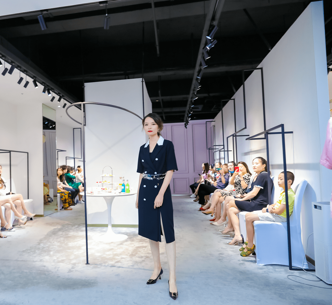本次新品品鉴会突破传统服装语言,让服装在原有的设计上发现无限可能.