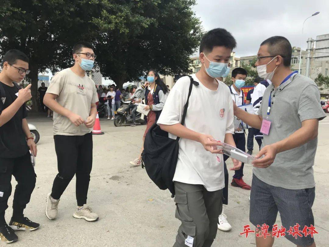 合上笔盖的瞬间有侠客收剑入鞘般骄傲中考,加油文字:冯 荣图片:陈澜清