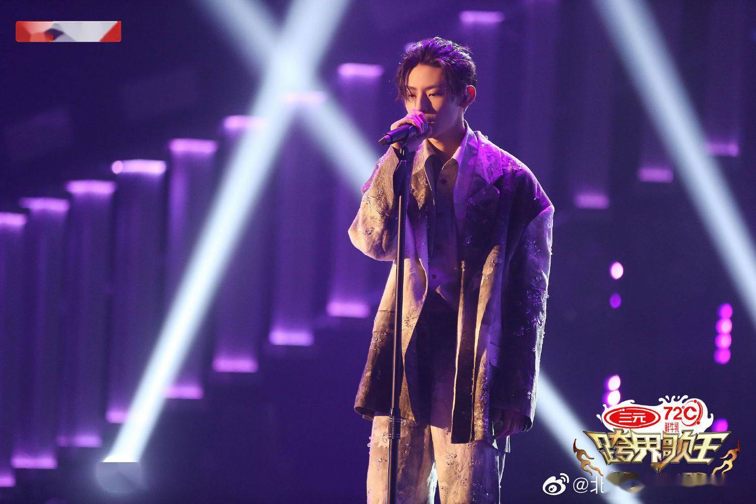 小鬼跨界歌王剧照更新扎着小辫儿的潇洒有范的立麦歌手