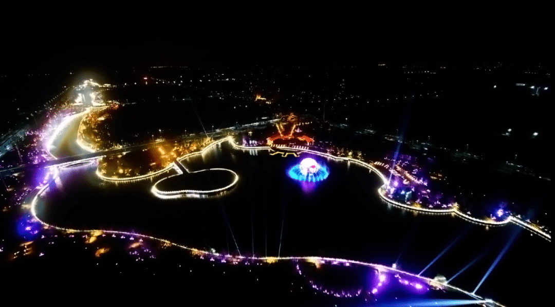 走,去看御龙河之夜光影音乐节!32路公交特意增加3站