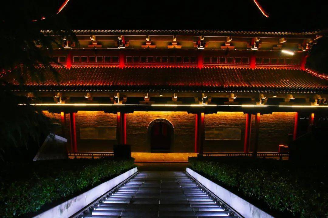 一座座宫殿发出耀眼的光亮 夜幕之下,显得更加威严与神圣