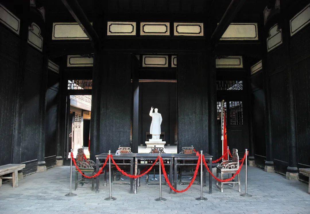 三团排以上干部会议大厅9月11日清晨,驻扎在铜鼓县城萧家祠,蓝家祠