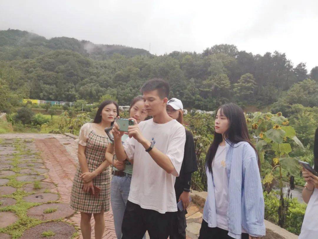 7月15日,新县人民政府副县长田丰到八里畈镇丁李湾古村落采拍学习现场