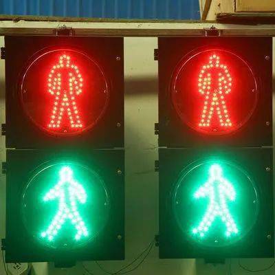 没想到有一天过斑马线会比开车更难我赌98的人都看不懂这个红绿灯